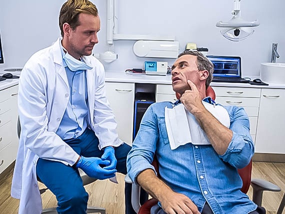 patient telling dentist about their tooth pain